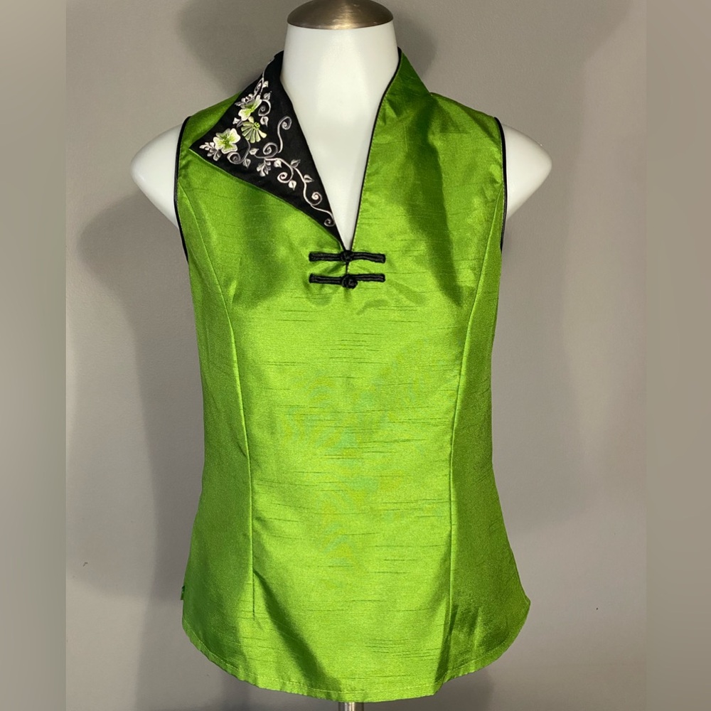 Vintage Silver Dragon Ladies L Silk Top 
Green, sleeveless
Excellent condition